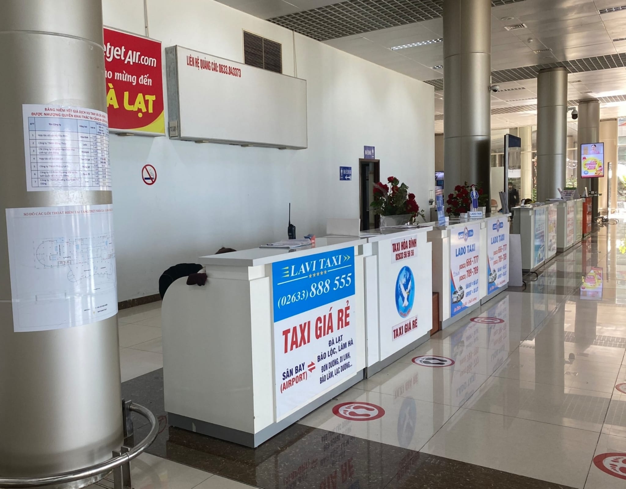 Ngay bên ngoài ga đến có nhiều đơn vị cung cấp dịch vụ vận chuyển hành khách 